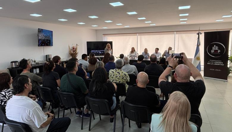 Moroni recibió a los vecinos que se sumaron a la Escuela de Formación, Debate y Análisis Político