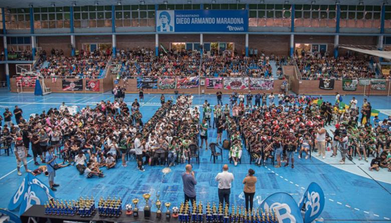 Jóvenes que participaron de la Liga Municipal de Fútbol 5 recibieron sus trofeos