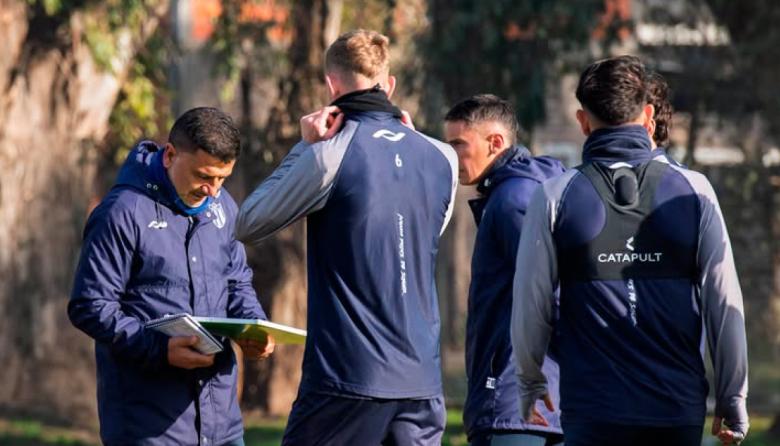 Nadie se baja del barco, Pancho Martinez renovó en Tristan Suárez