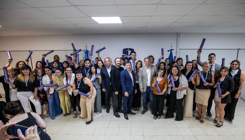 Cascallares y Fabiani, junto a los 72 nuevos egresados de la UNAB