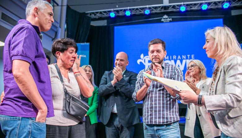 Vecinos de ocho localidades de Almirante Brown firmaron la escritura de su casa