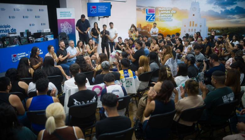 Otermín recibió en Lomas al Cuervo Larroque y compartieron un encuentro con jóvenes