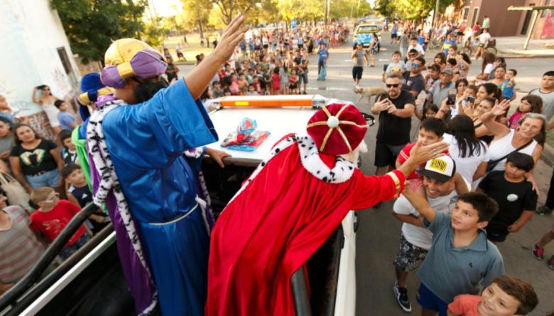 Los Reyes llegan a Almirante Brown con una caravana mágica