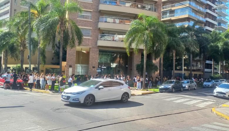 Postal de la crisis: Impactante fila de personas que buscan trabajo