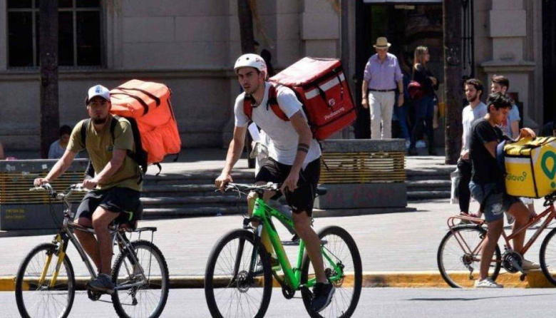 Un repartidor de apps debe hacer 454 viajes mensuales para cubrir una canasta básica