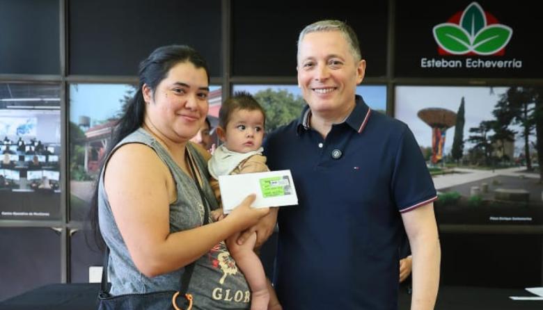 Gray entregó tarjetas del Plan Más Vida