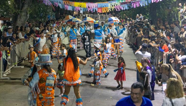 Miles de vecinos le dan brillo y color a los carnavales