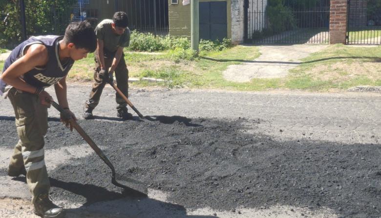 Trabajos de bacheo en la calle Juan de Garay
