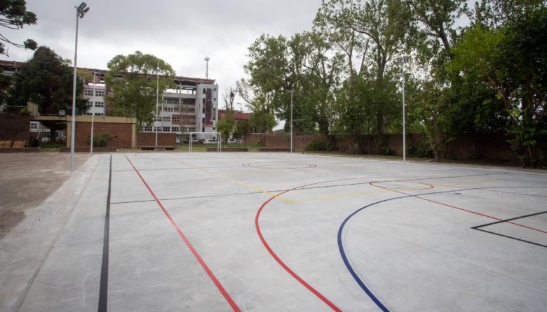 Continúan con las obras del sendero seguro para las escuelas "John F. Kennedy” y “Cnel. Luis Piedrabuena”
