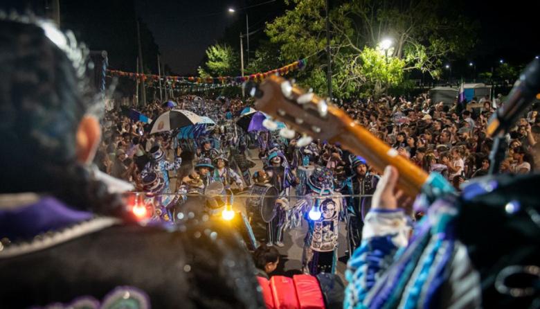 Una multitud disfrutó del inicio de la temporada de carnavales