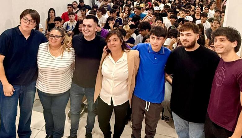 En modo candidato, Moroni se mostró con la juventud de LLA Lanús