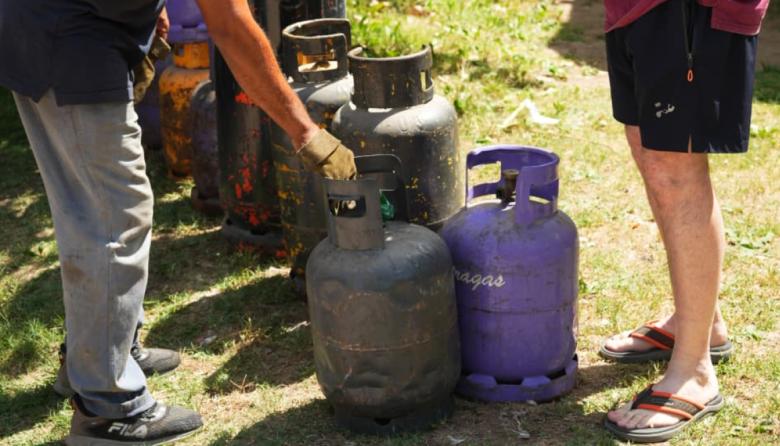 Operativo de recarga de garrafas en el barrio San Norberto