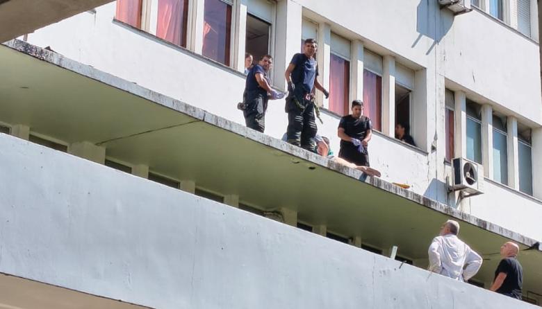 Investigan la caída de una mujer desde un cuarto piso en el Hospital Churruca