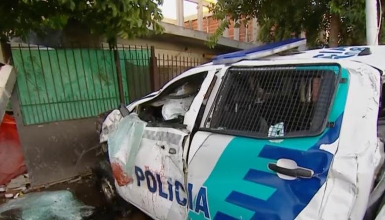 Se fugaba de la policía, chocó un patrullero y terminó dentro de una casa: tres heridos