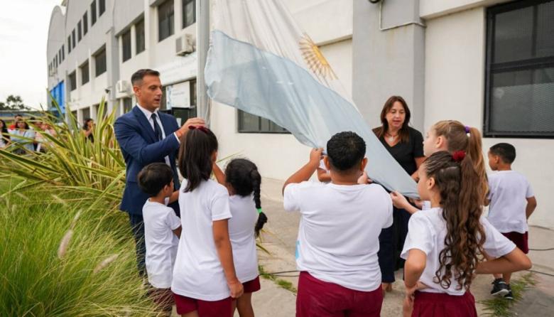 Julián Álvarez acompañó el inicio de clases en una escuela municipal bilingüe