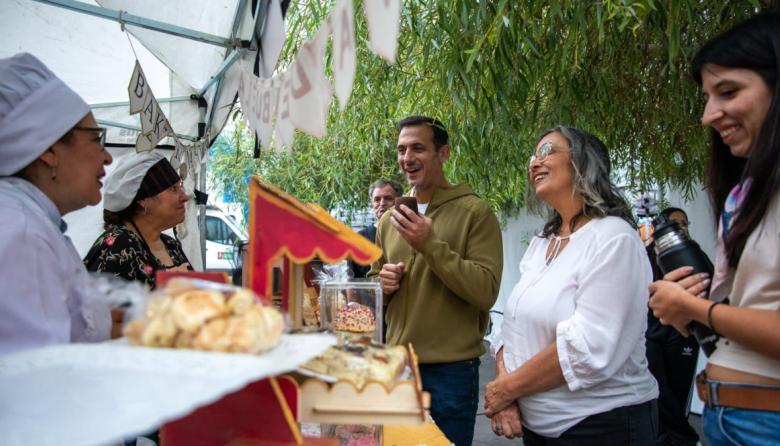 Julián Álvarez recorrió la expo “Sabores de mi tierra” en el Centro Cultural Leonardo Favio
