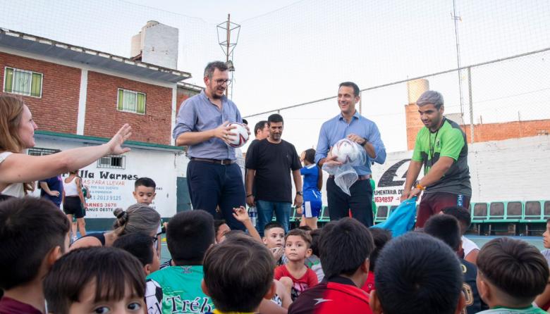 Julián Álvarez entregó materiales a clubes