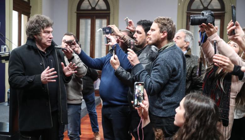 A Milei se le quemaron los papeles: sin un relato verosímil, deriva en peligroso autoritarismo