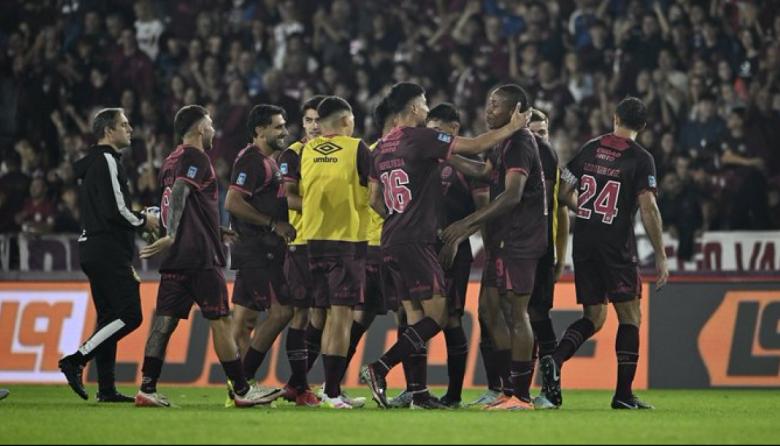 Con polémica, y sobre el final, Lanús se quedó con el clásico del sur