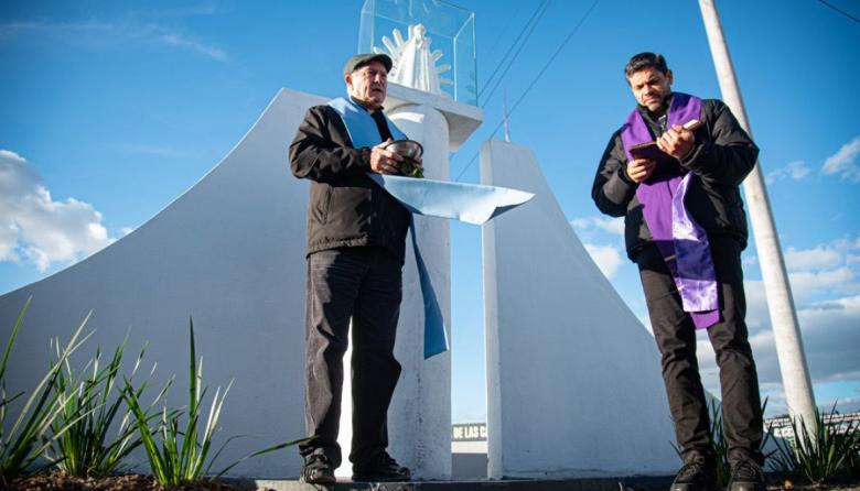Lugones entronizó la imagen de la Virgen en el viaducto Papa Francisco