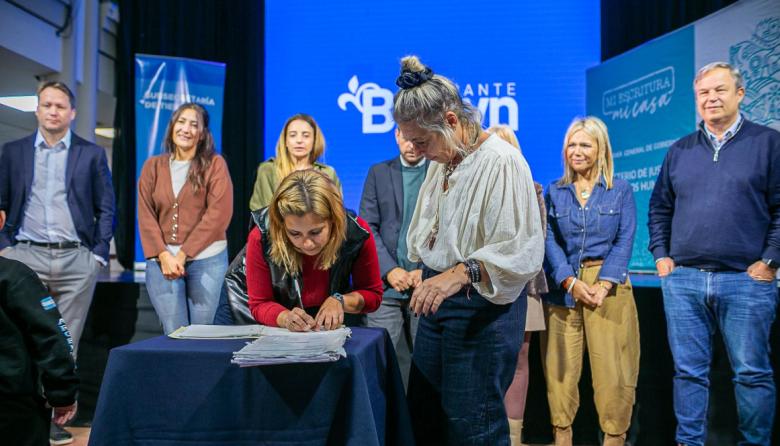 Cascallares, Eichel y Fabiani acompañaron a 184 familias que firmaron su escritura