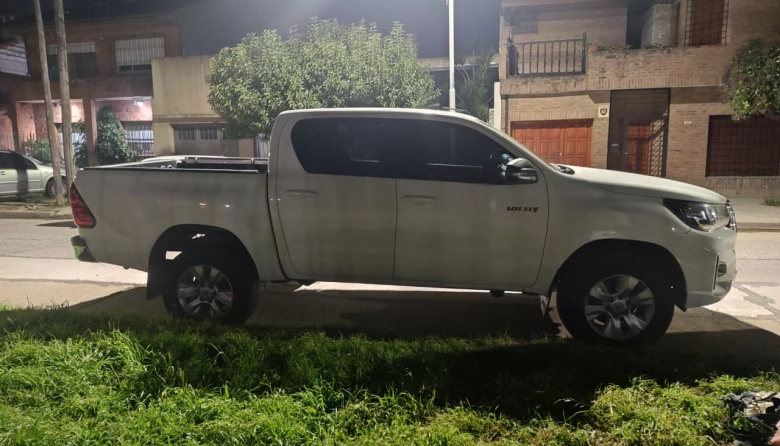 Adolescentes robaron una camioneta en Avellaneda: los atraparon escondidos en una escalera