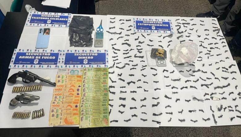 Tres allanamientos en Lanús: dos detenidos, armas y más de 220 dosis de pasta base secuestradas