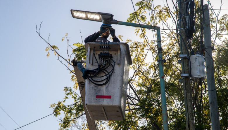 Avanza el cambio de luminarias en diferentes barrios del distrito