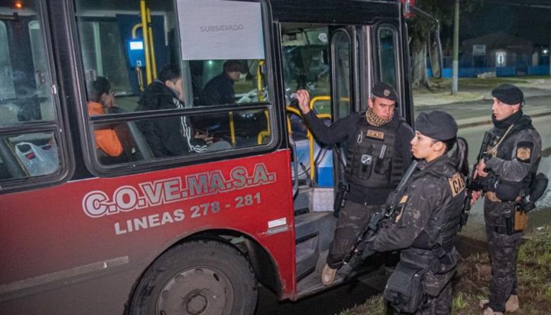 Con controles preventivos en colectivos, la Policía profundiza los operativos en Almirante Brown