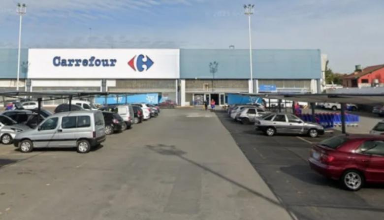 Se mató de un tiro en la cabeza y lo encontraron dentro de su auto los empleados de Carrefour
