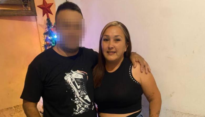 Policía fue condenado por matar a una mujer y dispararle a la familia, pero está en su casa
