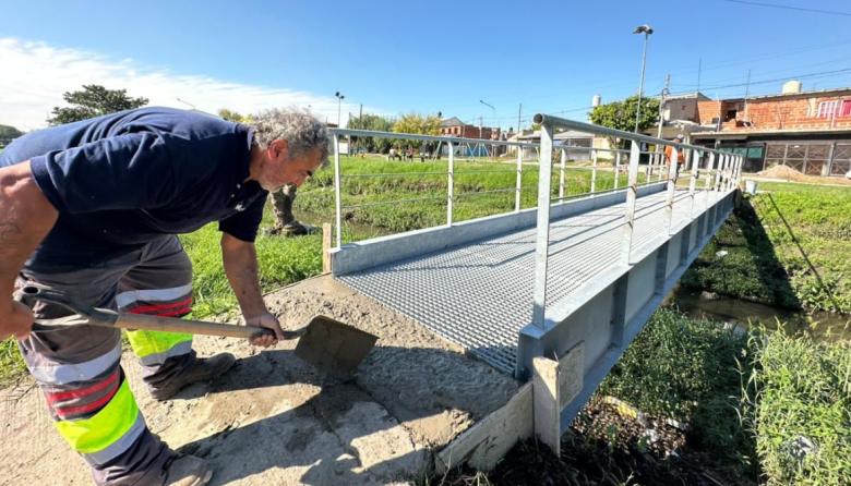 Instalan puentes peatonales en Rafael Calzada y Malvinas Argentinas