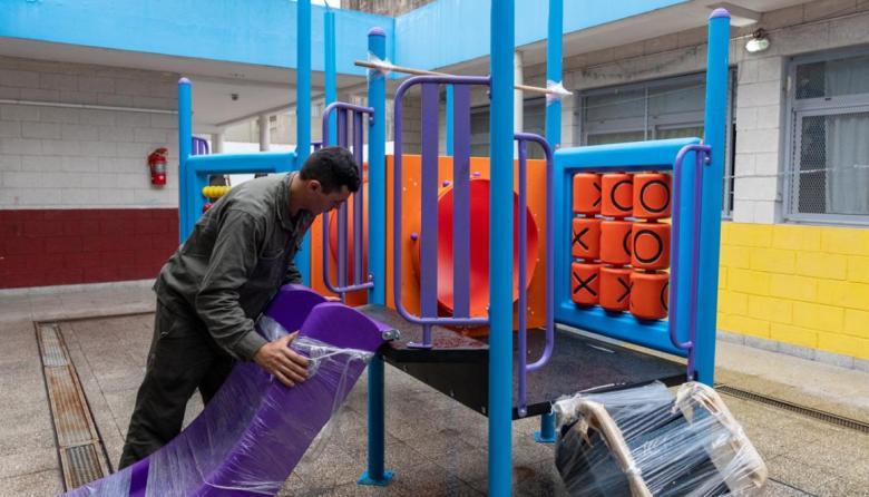 Avanza la instalación de nuevos juegos en los centros educativos municipales