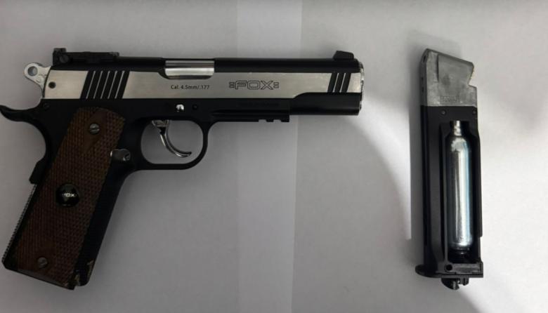 Tres menores escapaban en un auto robado, atropellaron a un motociclista y fueron detenidos