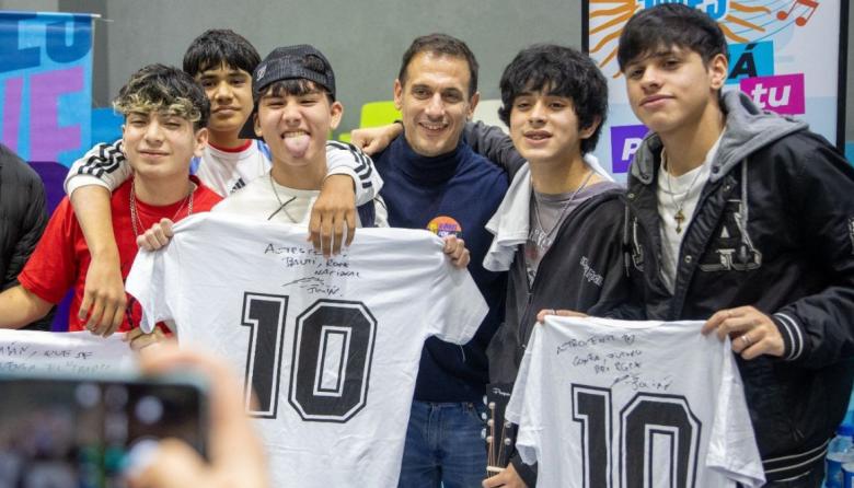 Julián Álvarez encabezó el lanzamiento del programa “Mejor Hablar de Ciertas Cosas”