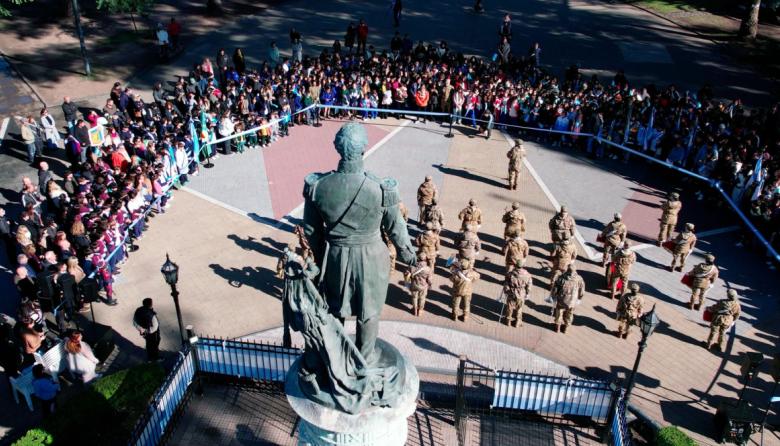 Emotiva celebración del "Día Del Himno Nacional" en en la Plaza Brown de Adrogué