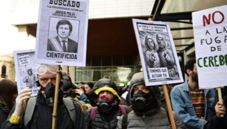 Nuevo ajuste en el área científica: La motosierra libertaria golpea los deprimidos salarios
