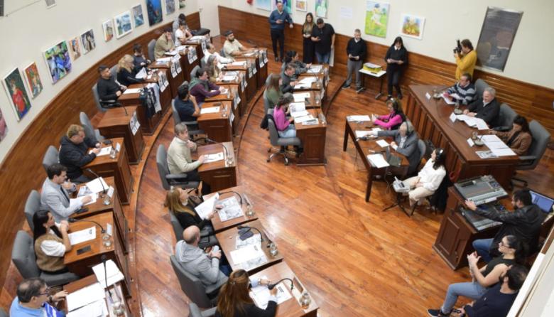 Aprueban la adhesión a la Ley de Buen Trato y respaldan un proyecto para el desendeudamiento familiar