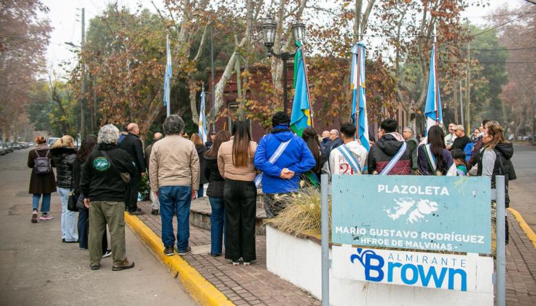 Emotivo homenaje  a los héroes brownianos caídos en Malvinas