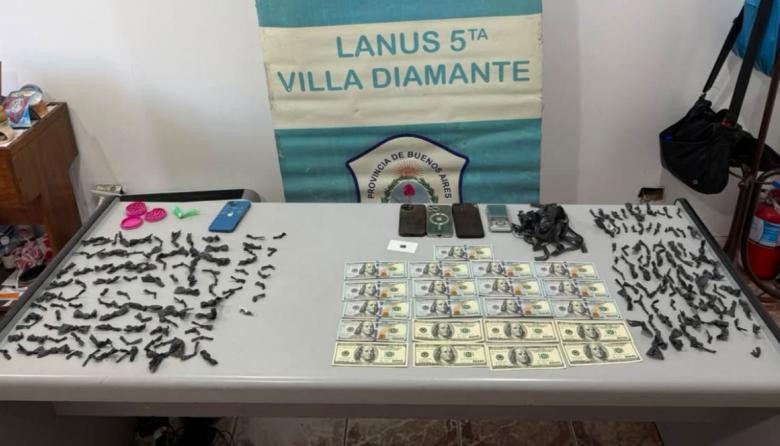 Detuvieron a dos mujeres dealers: secuestraron drogas y miles de dólares