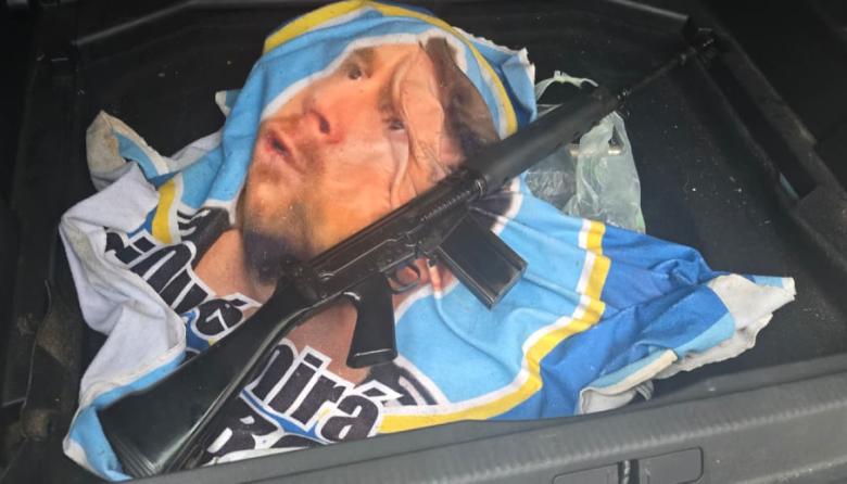 Secuestraron un auto robado con un fusil FAL y detuvieron a una mujer: buscan a su primo prófugo