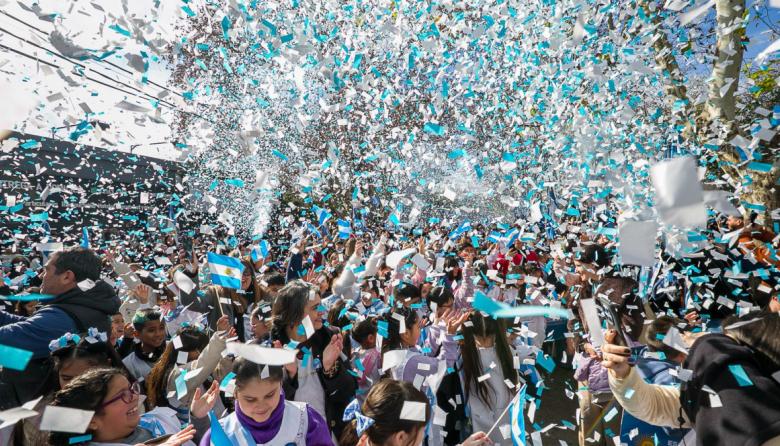 Multitudinaria y emotiva promesa de lealtad a la Bandera