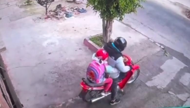 Enfrentó a dos motochorros armados delante de su pequeña hija