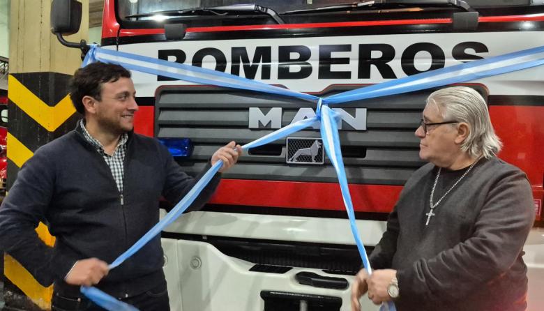 Entregan un nuevo hidroelevador a los bomberos voluntarios de Lanús