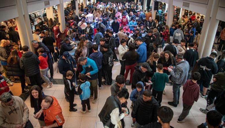 Un multitud colmó la Casa de la Cultura en una jornada de intercambio de figuritas
