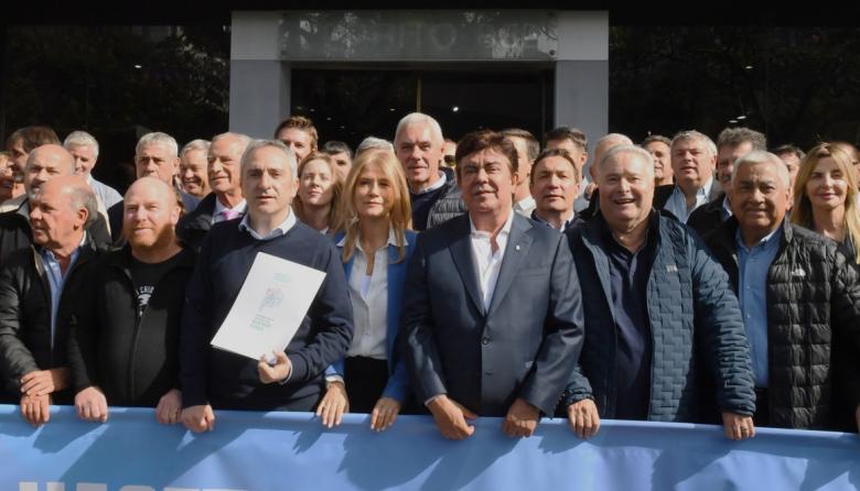 Los alcaldes axelistas vuelven a la carga con la reelección indefinida