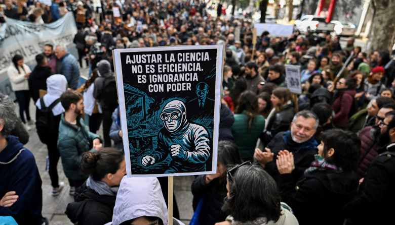 Con despidos y ajuste, Milei pone bajo fuego al complejo científico-tecnológico