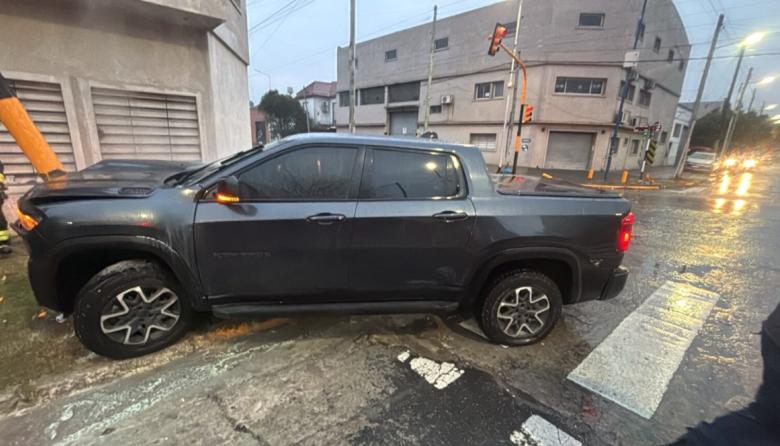 Seis menores detenidos tras chocar contra un semáforo en una camioneta robada