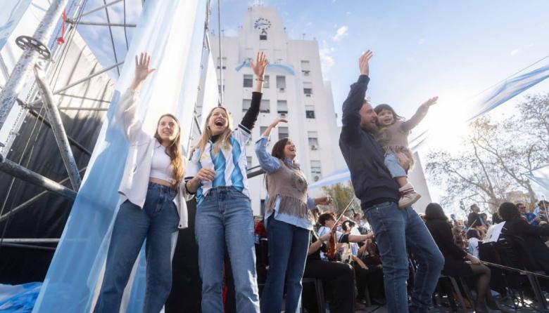 Banderazo en la Plaza Grigera: Miles de vecinos de Lomas celebraron este 9 de julio