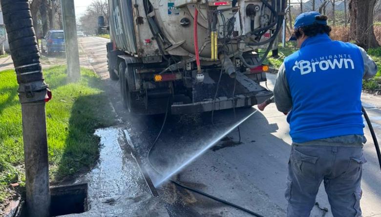El Municipio profundiza la limpieza de desagües, cursos de agua y bocas de tormenta